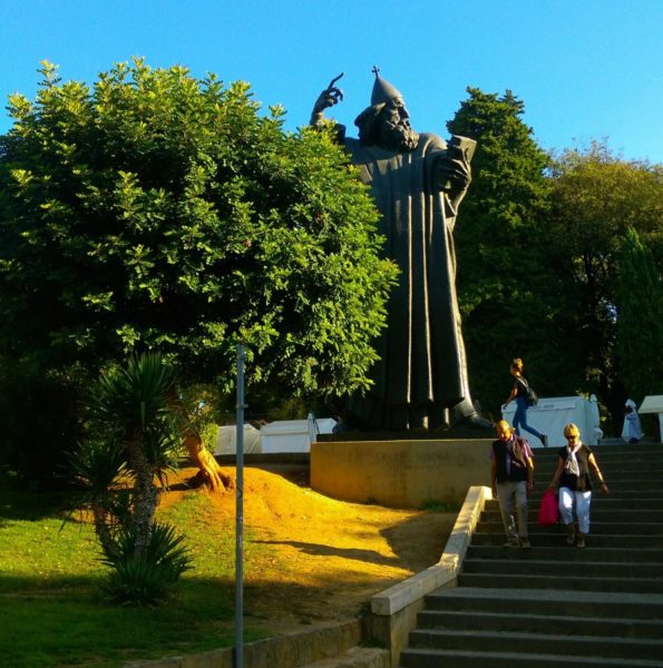 グルグールニンスキの像