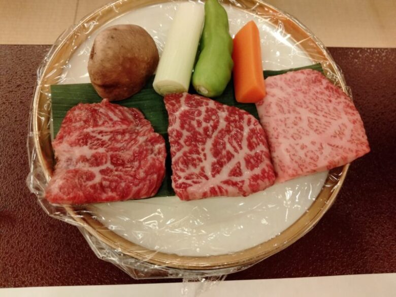慶雲館の夕食「甲州牛の溶岩焼き」