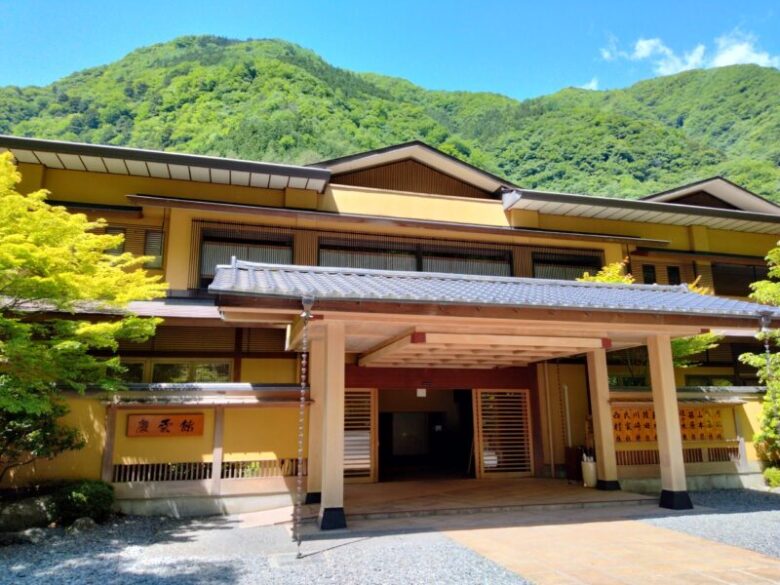 西山温泉慶雲館の外観