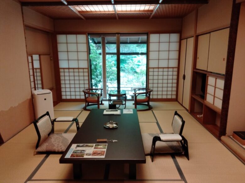 西山温泉慶雲館の数寄屋造りのお部屋
