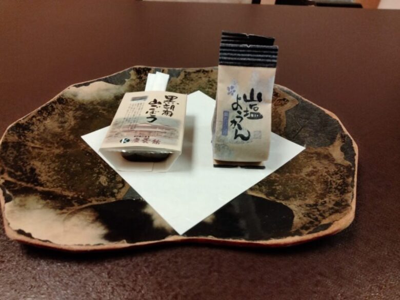 西山温泉慶雲館のお茶菓子