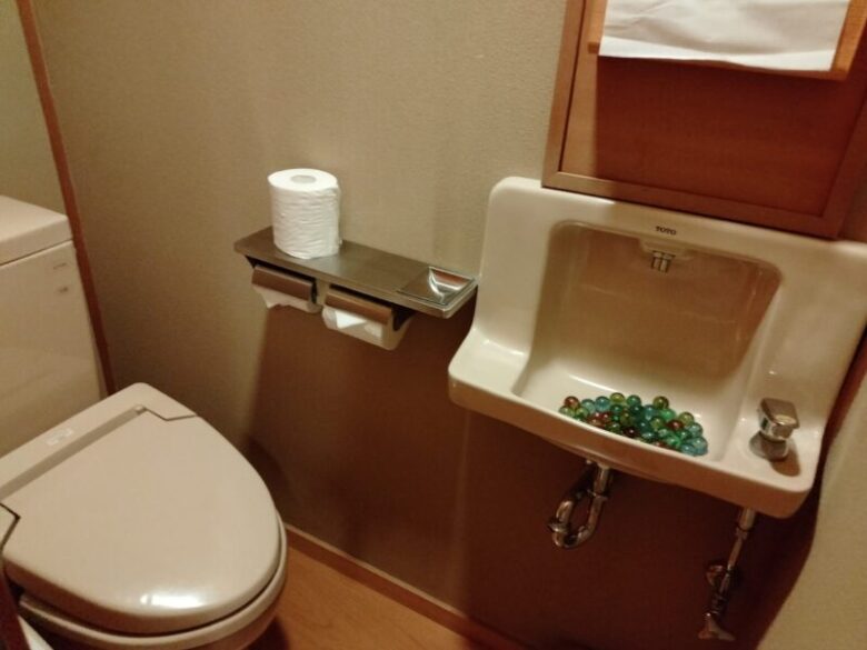 慶雲館の客室のトイレ
