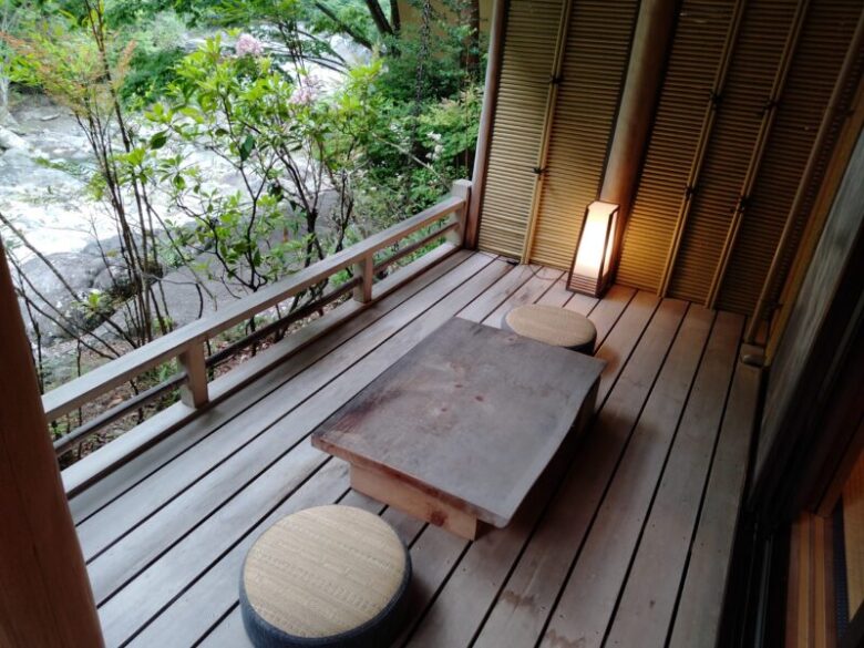 西山温泉慶雲館の数寄屋造りのお部屋にある月見台