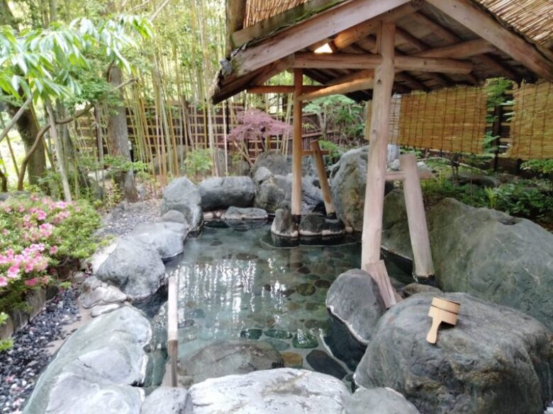 慶雲館の貸し切り野天風呂