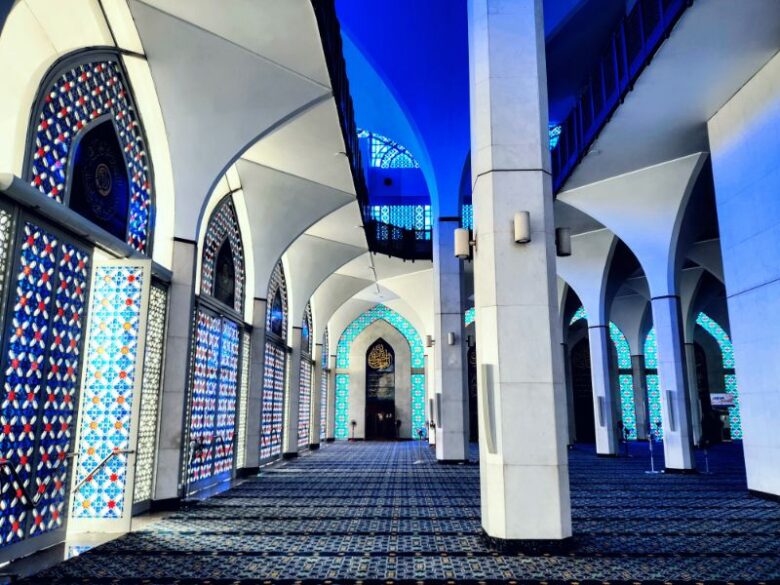 マレーシアにあるブルーモスクの内部