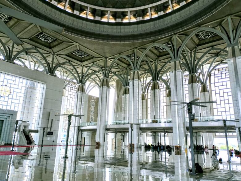 鉄のモスクの内部
