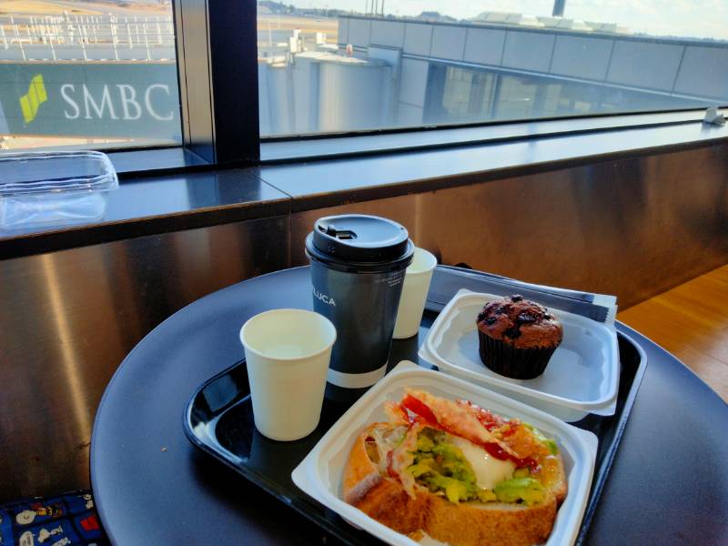 成田空港での朝食