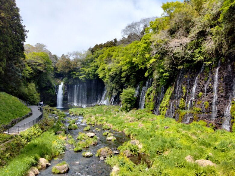 橋から見た白糸の滝