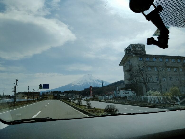 富士吉田の国道からみた富士山