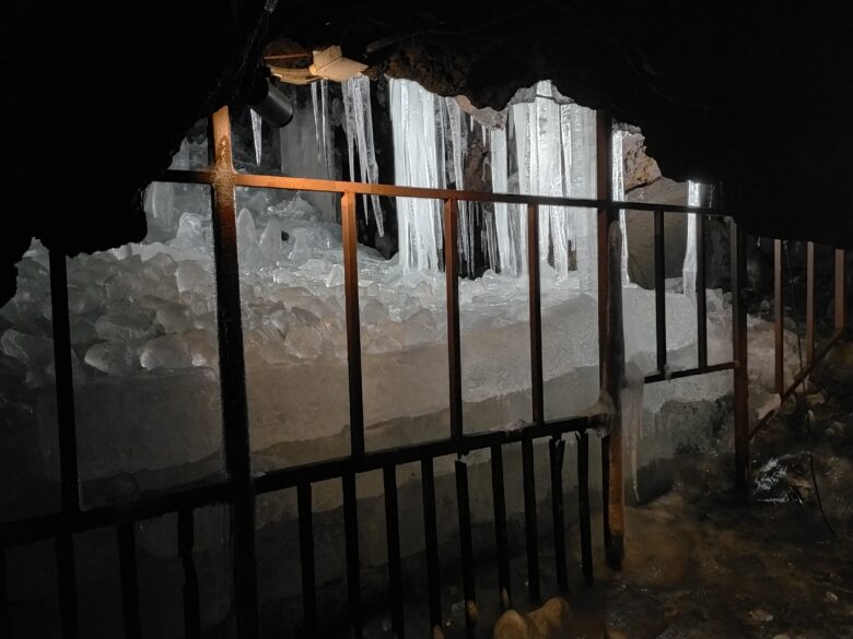 鳴沢氷穴内の天然の氷柱