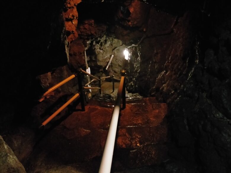 鳴沢氷穴内の階段