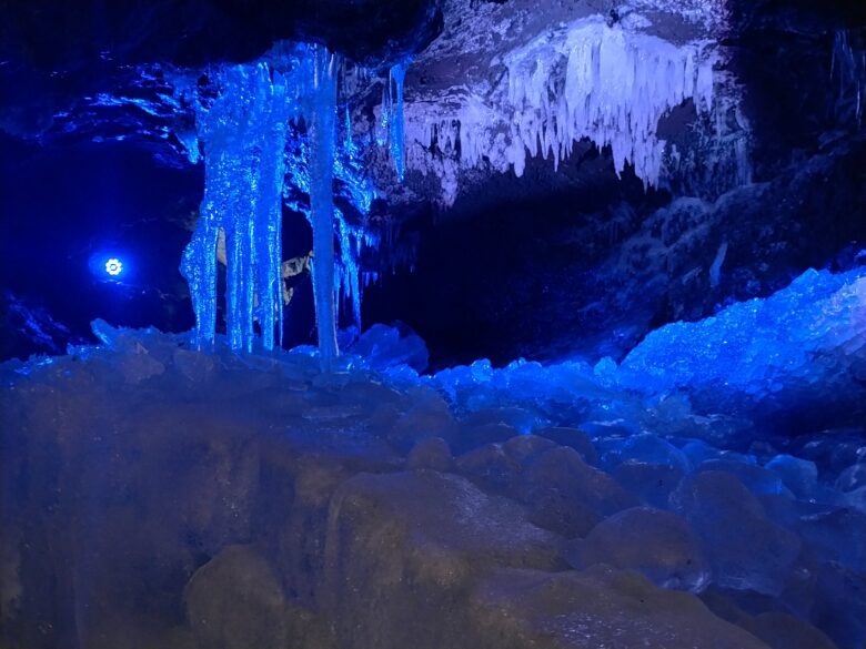 鳴沢氷穴のライトアップされた氷柱