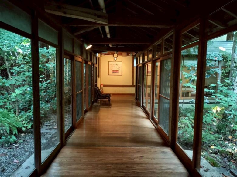 作並一の坊の館内の廊下