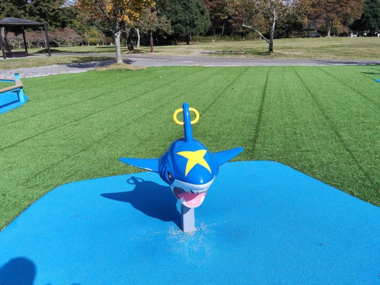 サメハダーの遊具
