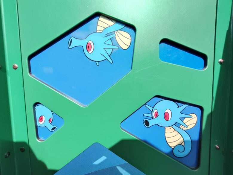 タッツーがかかれた遊具